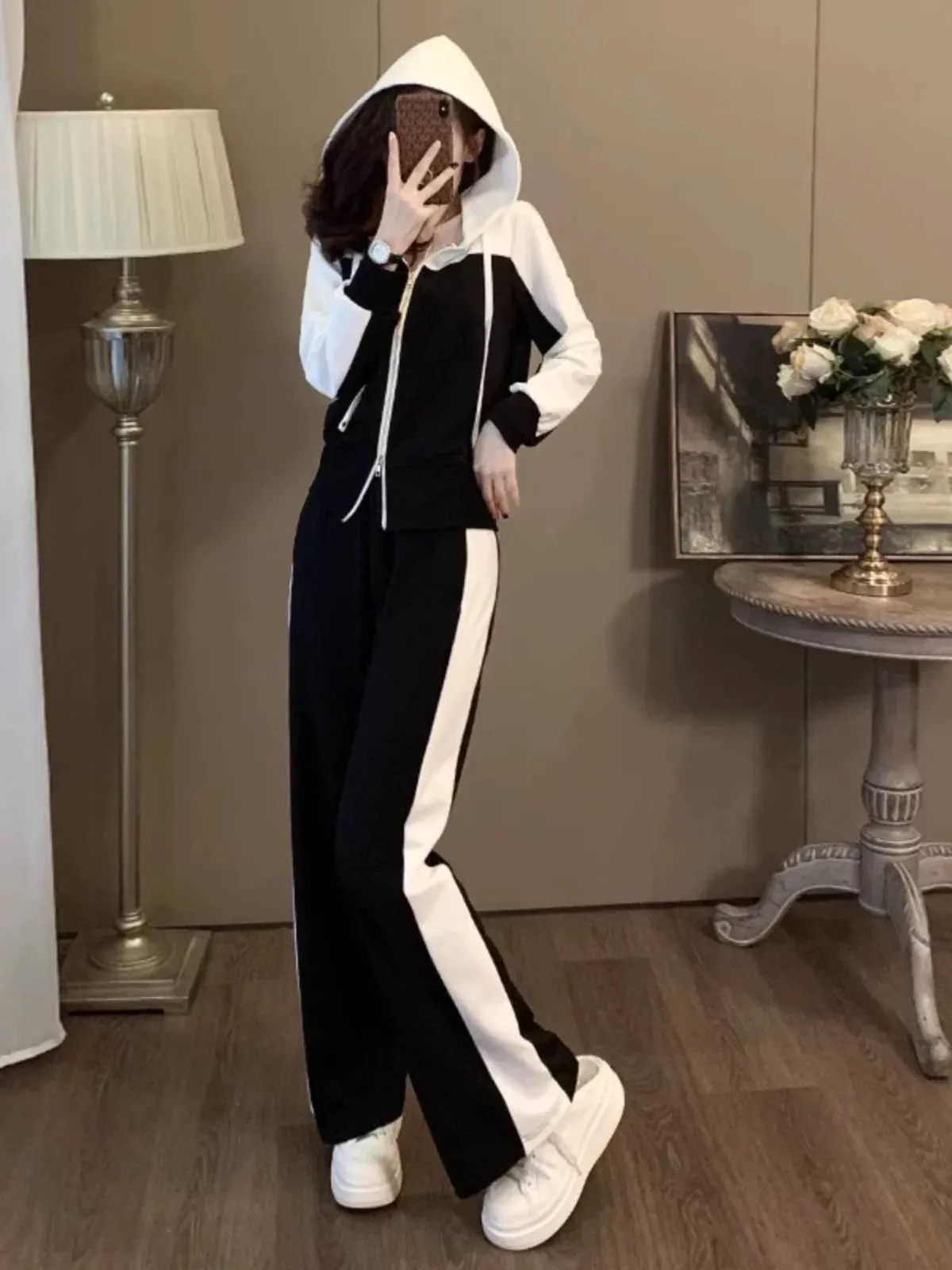 New early autumn women's suit, fashionable age-reducing stitching, black hooded jacket, top, casual sweatpants two-piece set