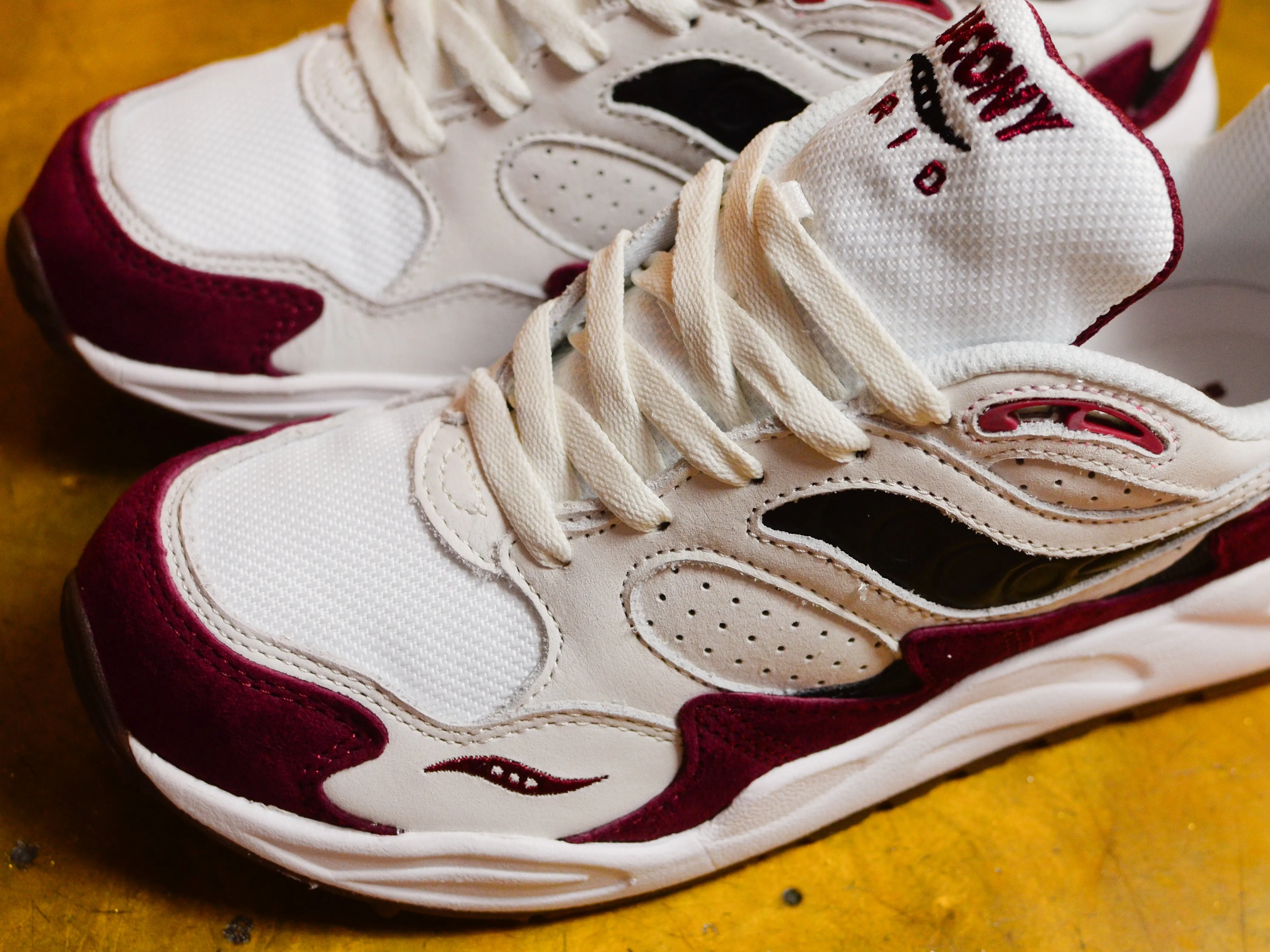 Saucony Grid Shadow 2 - Cream / Red